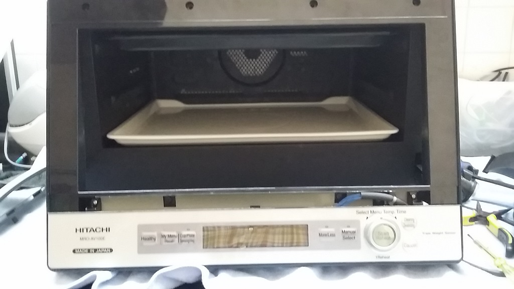 ซ่อมไมโครเวฟ ยี่ห้อ HITACHI รุ่น MRO-AV100E อาการกระจกประตูด้านในแตกร้าว