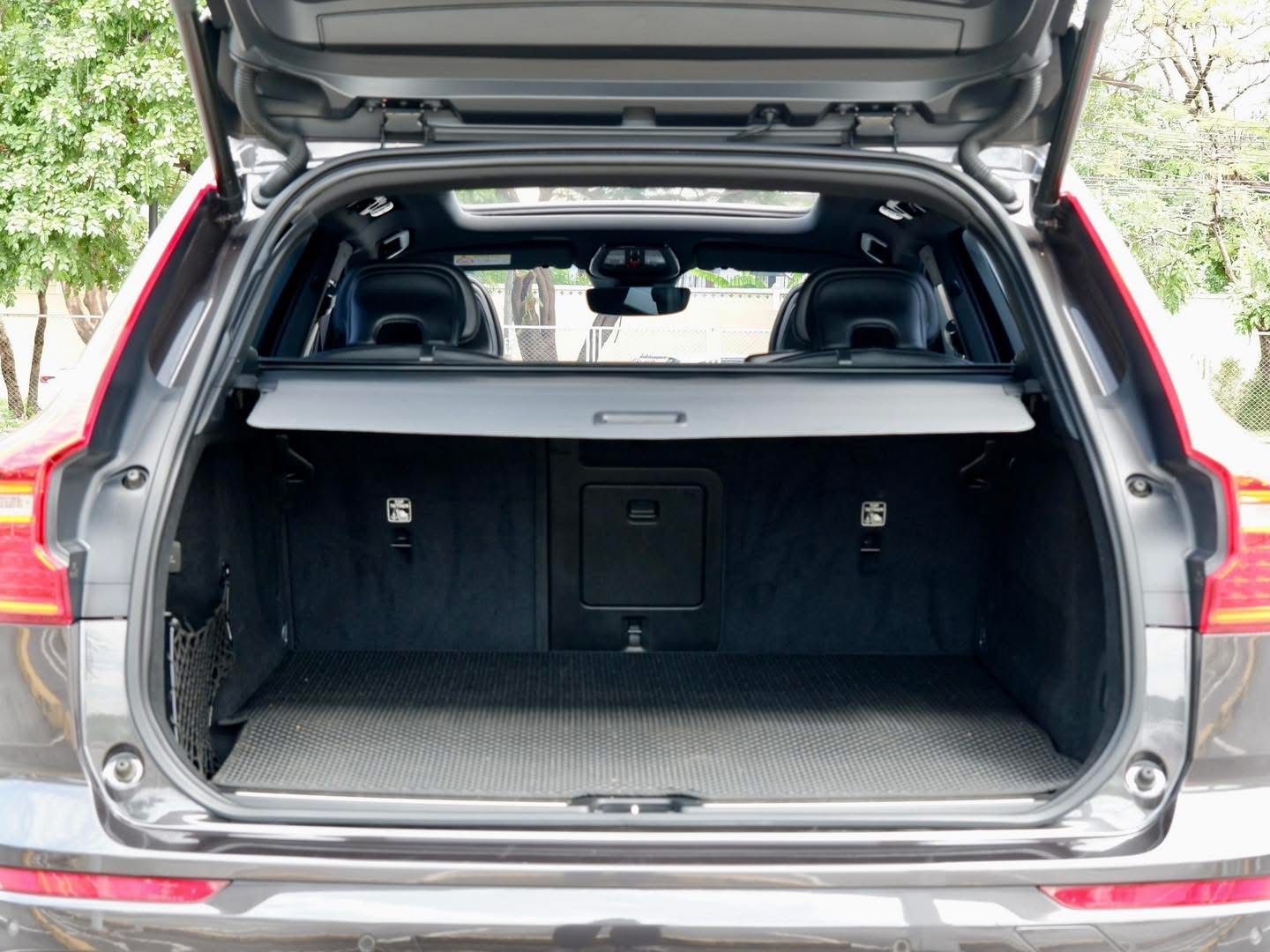 Volvo XC60 Recharge T8 AWD R-Design ปี 2022