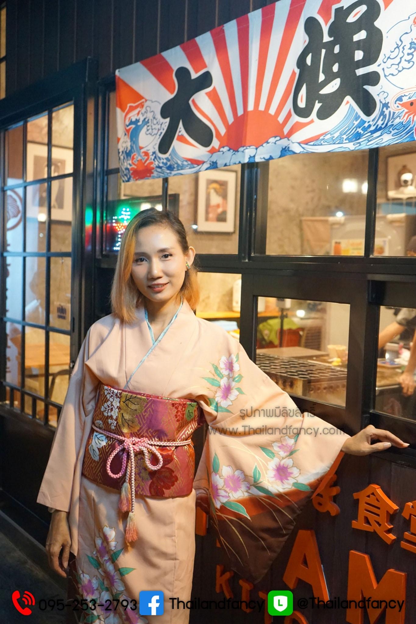ชุดแฟนซีผู้หญิงสำหรับเช่า Kimono Costume เช่าชุดกิโมโนผู้หญิง เช่าชุดกิโมโนกรุงเทพ เช่าชุดญี่ปุ่นหญิง ชุดญี่ปุ่นโบราณ ชุดเช่ากิโมโนผู้หญิงสีโอรสลายดอกไม้แถบแดงโอบิสำเร็จรูป