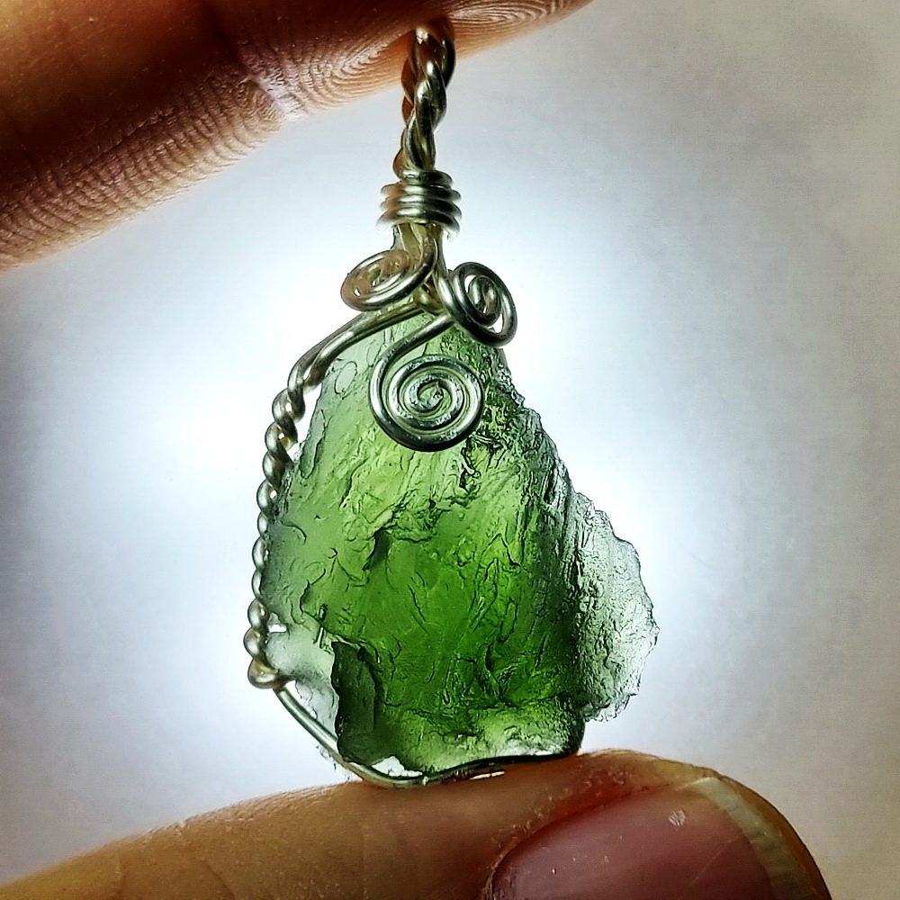 จี้โมลดาไวท์ (Moldavite) 3.1กรัม ขนาดจี้ 3.6x1.6ซม.หนา1ซม. รับประกันของแท้ 100%