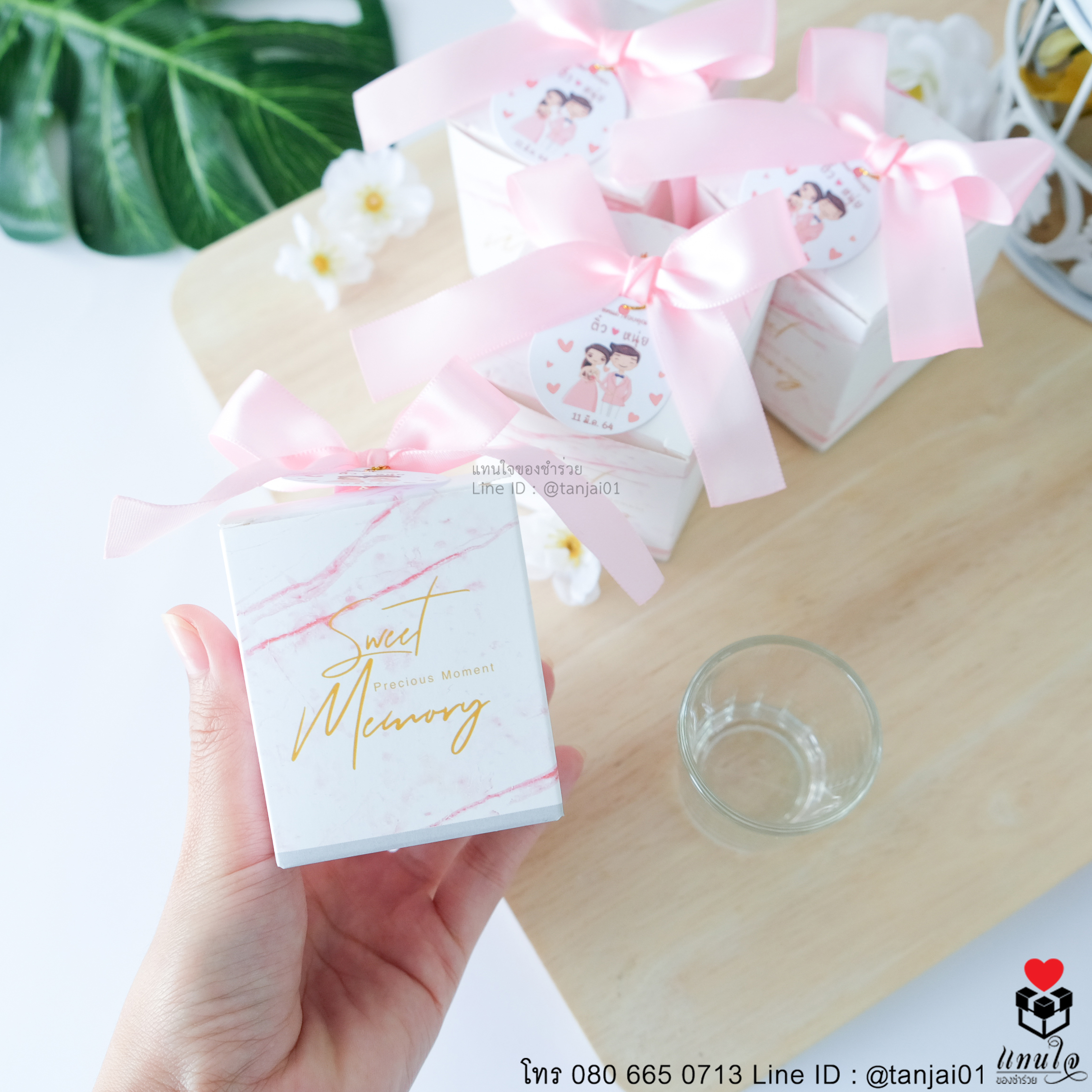 แก้วเป๊ก ในกล่องผูกโบว์ ห้อยป้ายชื่อกลม ของชำร่วยแก้ว ของชำร่วยงานแต่งงาน ของแจก ของที่ระลึก ธีมสีชมพู ธีมสีเหลือง ธีมสีขาว ของชำร่วยแนวมินิมอล 01