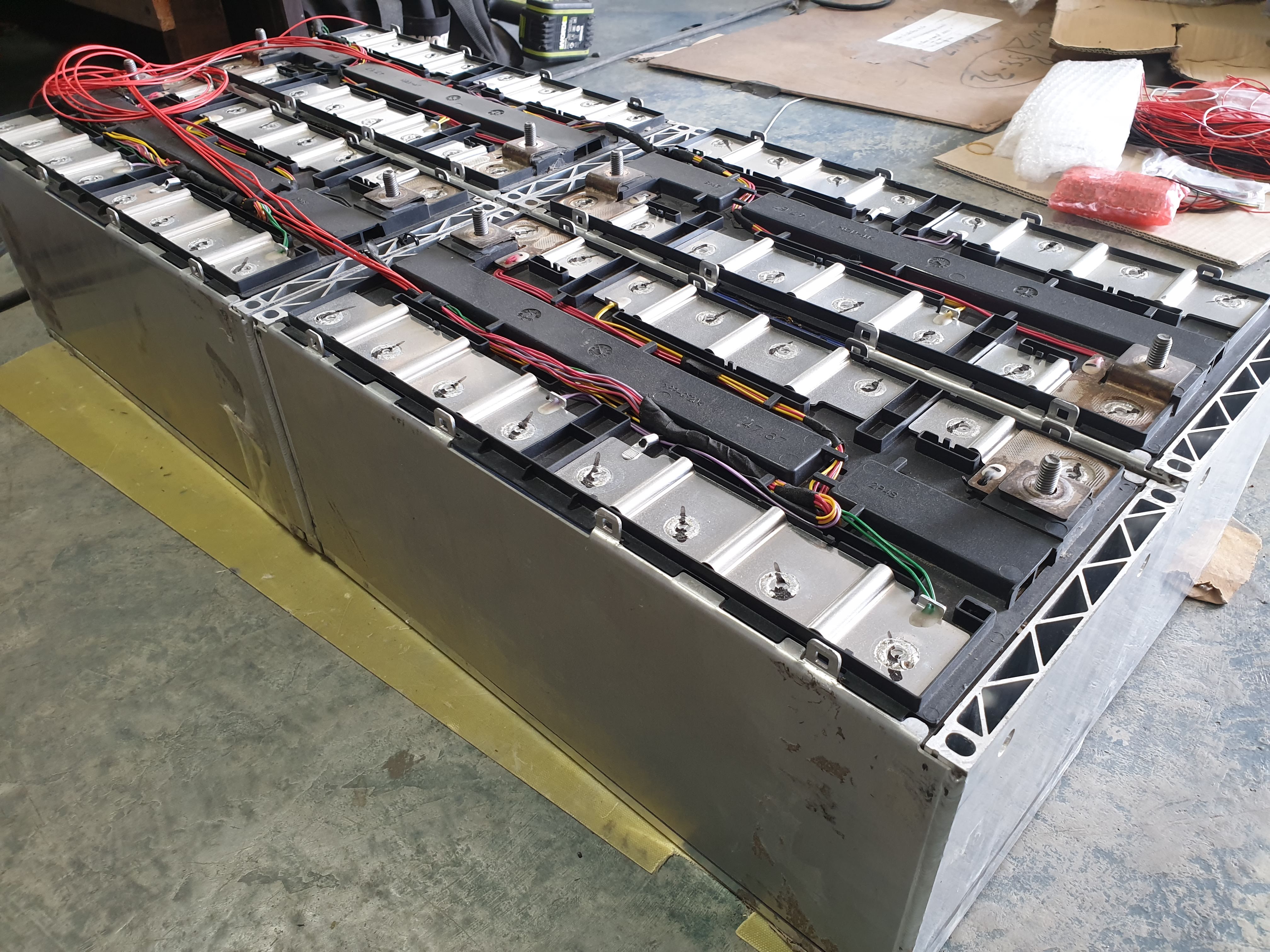 Lifepo4 แบตเตอรี่ระบบโซล่าเซลล์ โฟล์คลิฟไฟฟ้า 48v 240Ah ออกแบบคุมด้วย relay เปิดปิด ผ่าน smart bms รับกระแสต่อเนื่อง 250a ได้สบายๆ