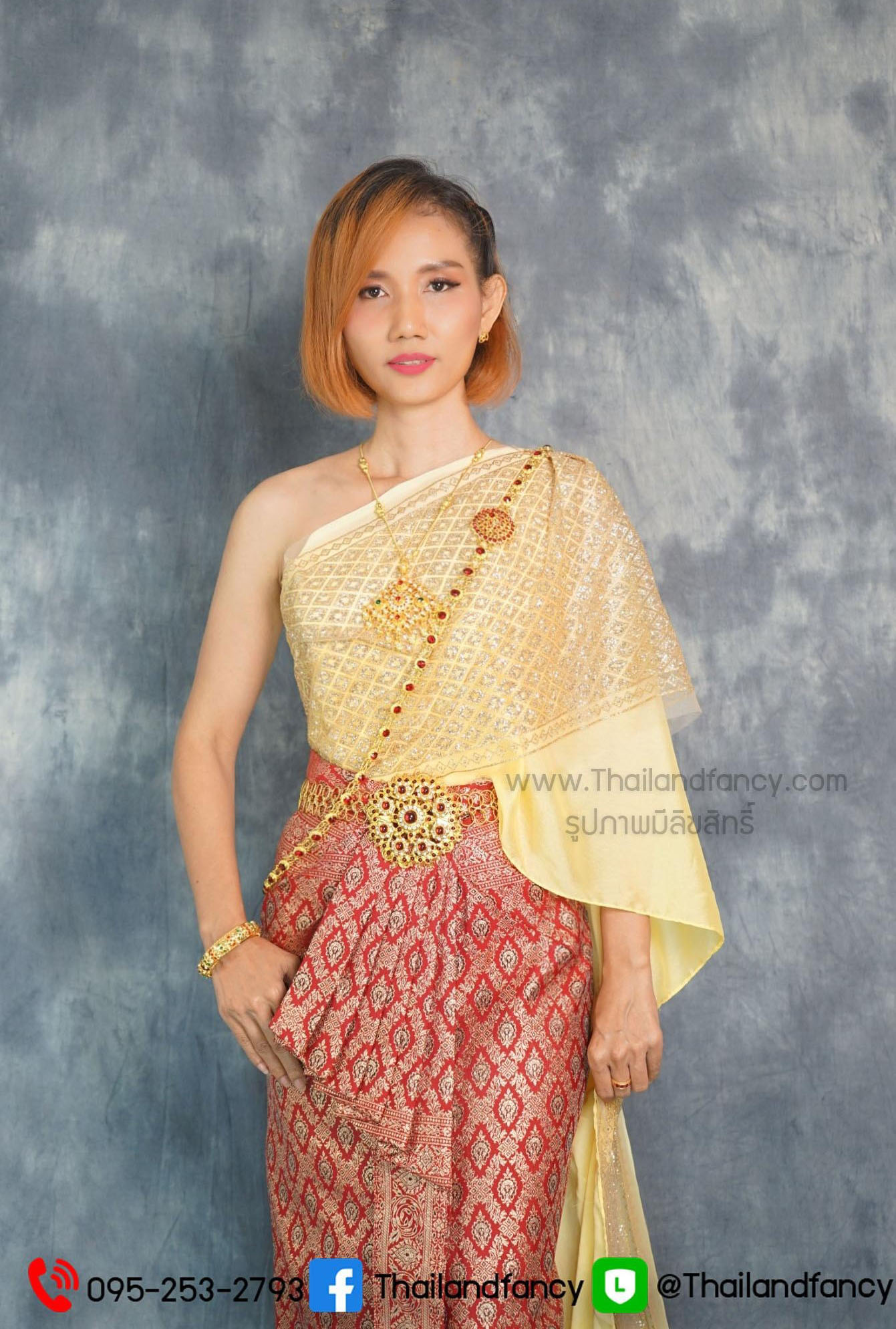 ชุดไทยอุ่นไอรัก ชุดไทยย้อนยุค ชุดไทยจักรี ชุดไทยร่วมสมัย ชุดไทยประยุกต์ ชุดไทยเจ้าสาวสไบกากเพ็ชรลายไทยเข้าคู่กับผ้าถุงสีแดงลายไทยดิ้นทอง