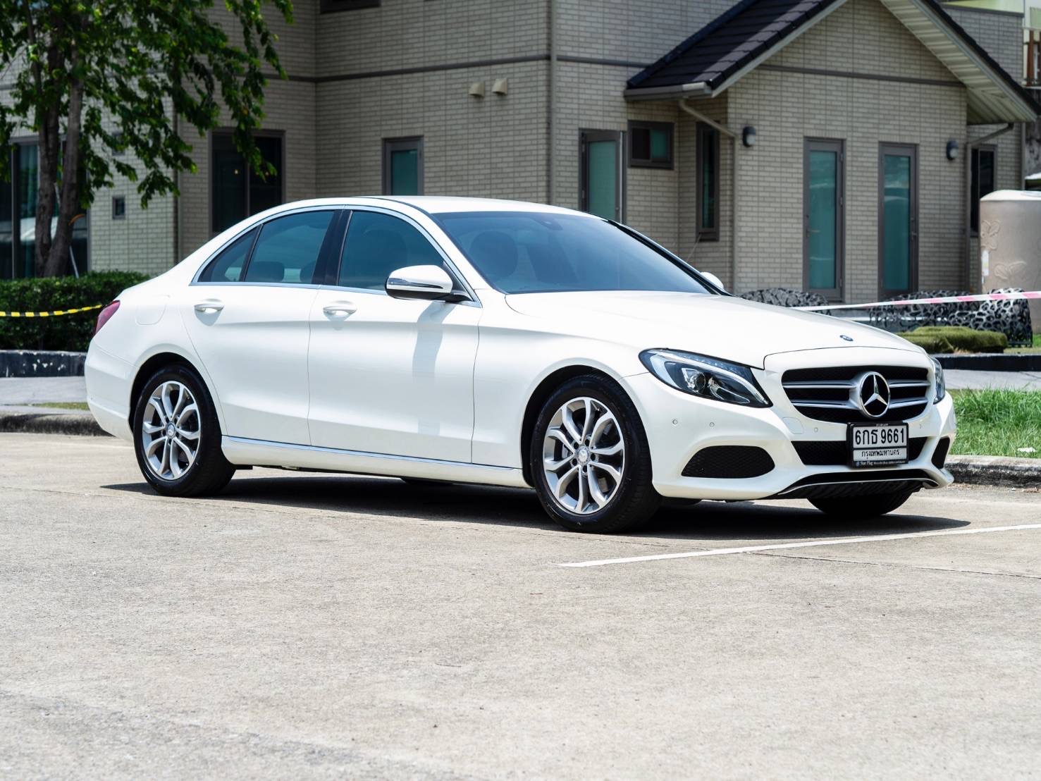 Mercedes-Benz C200 Avantgarde ปี 2016 W205 สีขาว ภายในดำ
