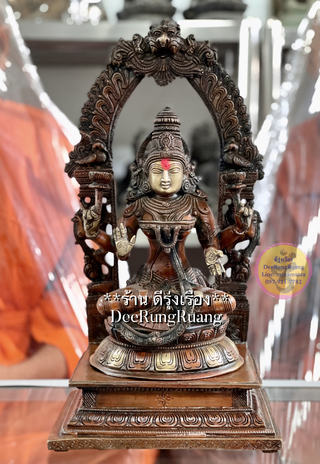 พระแม่ลักษมี ประทับซุ้มแกะลาย สร้อยสังวาลแกะลายดอกไม้