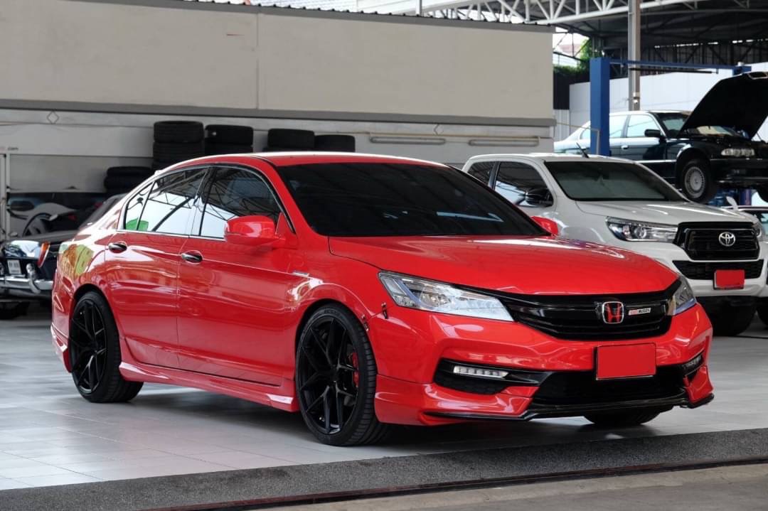 Honda Accord HB สีแดง ปี2017