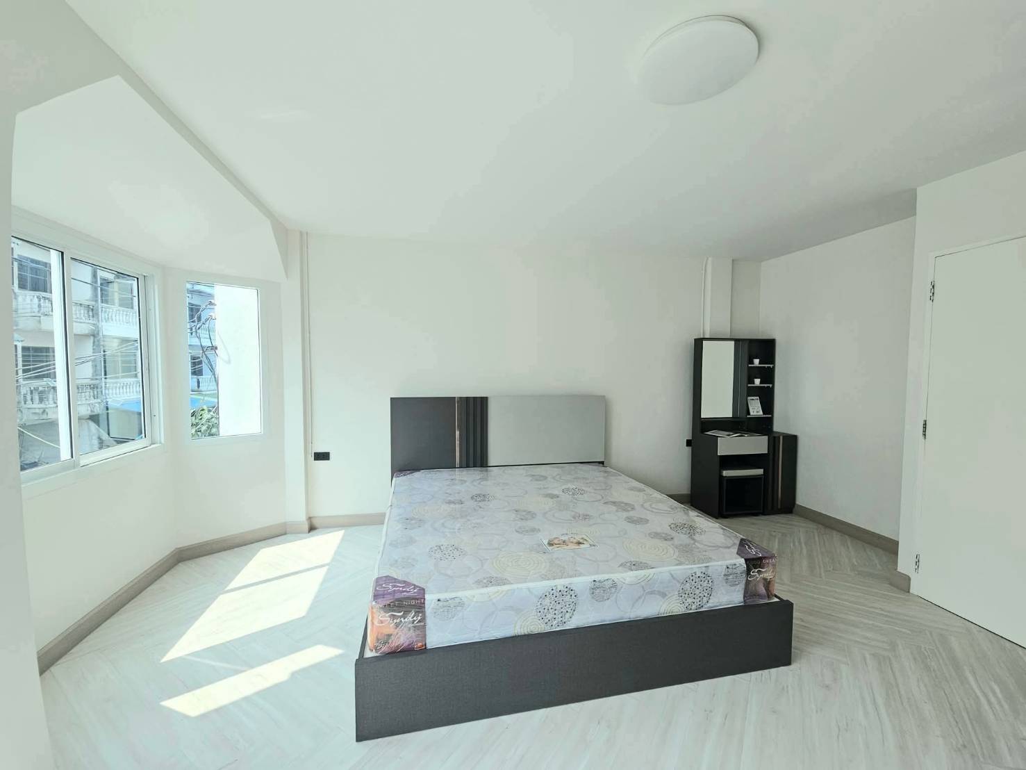 ให้เช่า ทาวน์เฮ้าส์ 3 ชั้นรีโนเวทใหม่ทั้งหลัง อยู่ใกล้ mrtแยกนนทบุรี1 และ mrtบางกระสอ แค่ 1 กม. เท่านั้น!!!