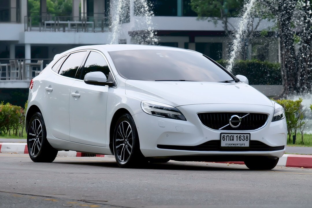 Volvo V40 T4 Hatchback Facelift ปี 2017