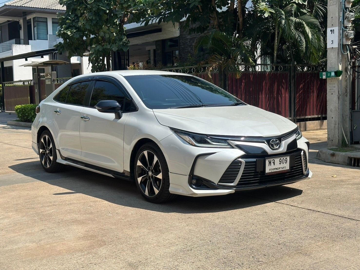 TOYOTA ALTIS 1.8 GR SPORT สีขาว ปี 2022
