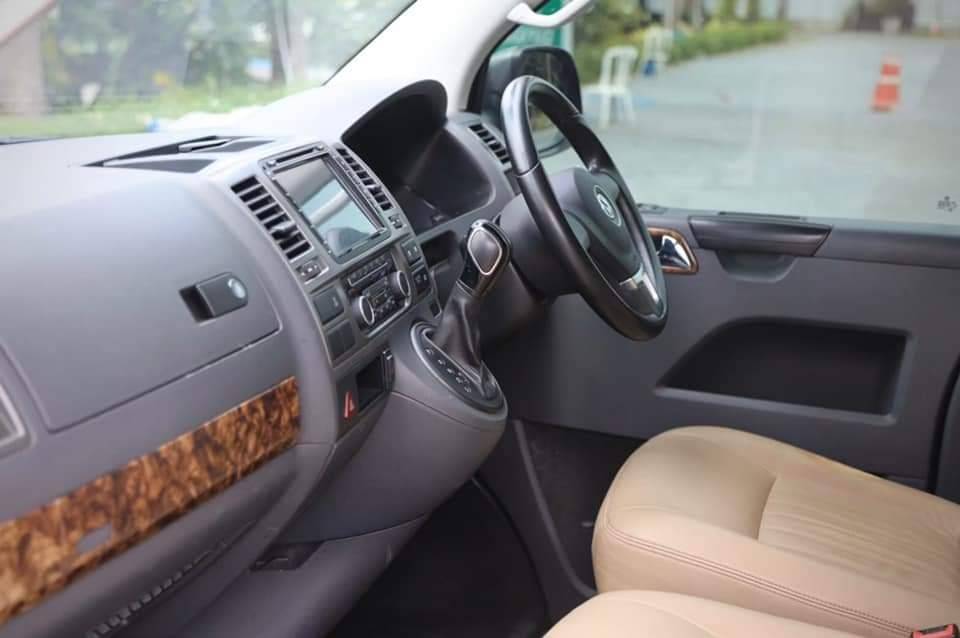 Volkswagen Caravelle สีเทาเข้ม ปี 2013