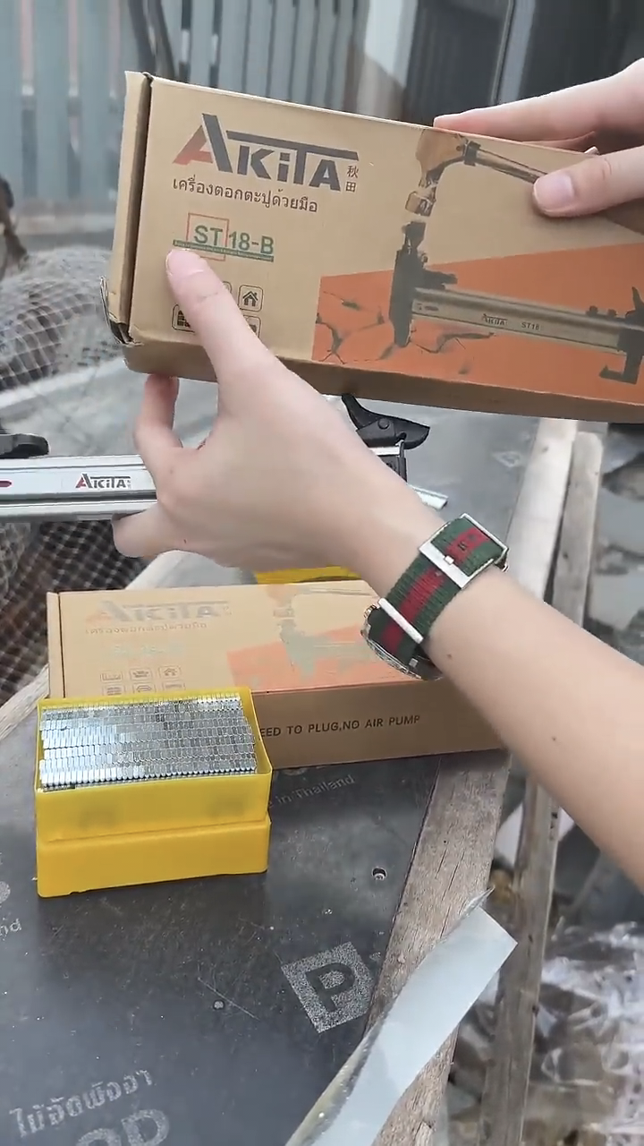 เครื่องตอกตะปูด้วยมือ กึ่งอัตโนมัติ ยี่ห้อ AKITA รุ่น ST-18B รุ่นท๊อป