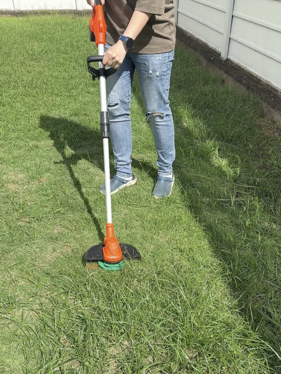 เครื่องตัดหญ้าไร้สาย ONSEN 42V พร้อมชุดล้อ และ อุปกรณ์ในกล่อง