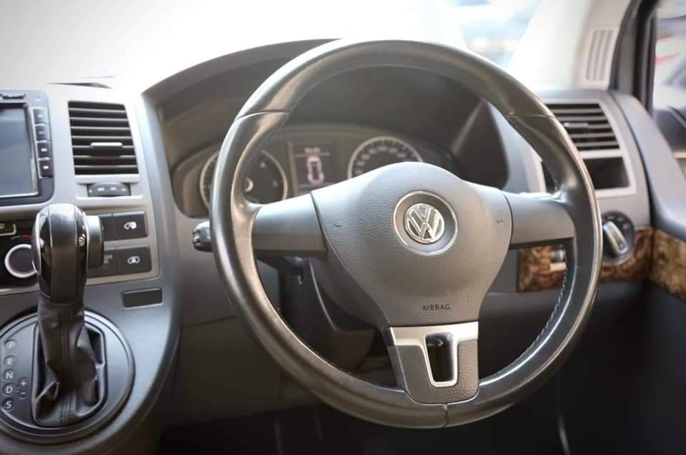 Volkswagen Caravelle สีเทาเข้ม ปี 2013
