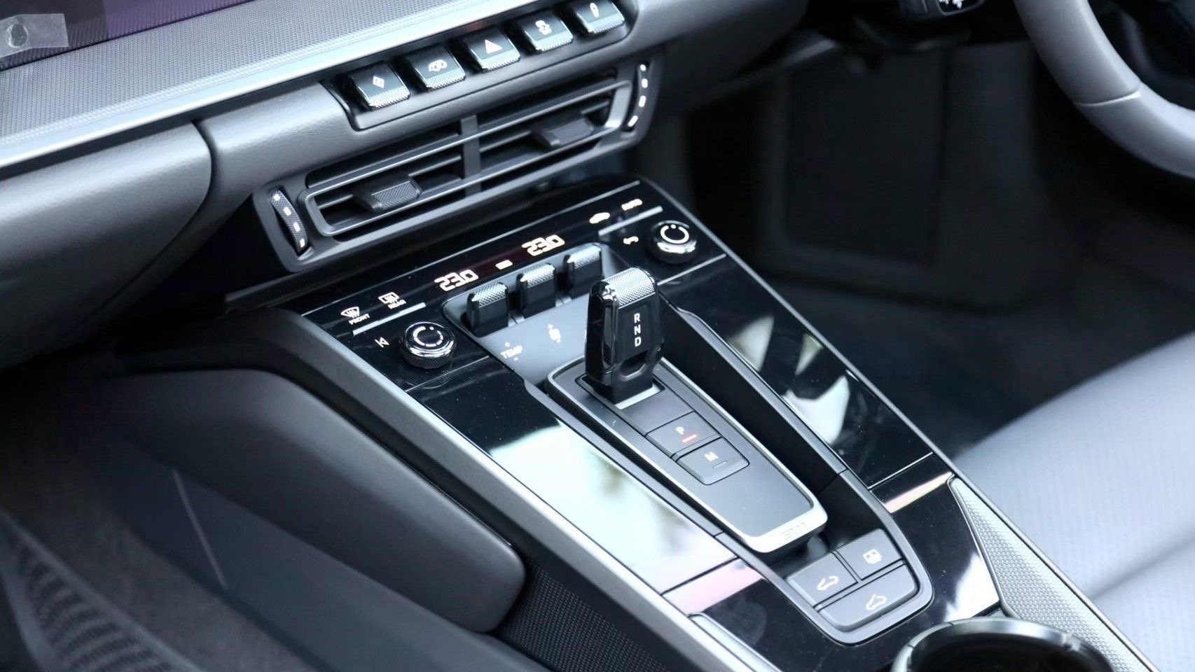 Porsche 992 Carrera 4 ปี 2023