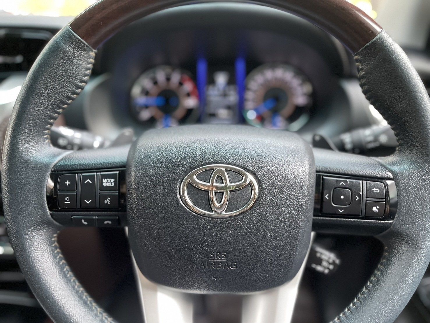 Toyota Fortuner 2.8V 2wd AT สีขาว ปี2015