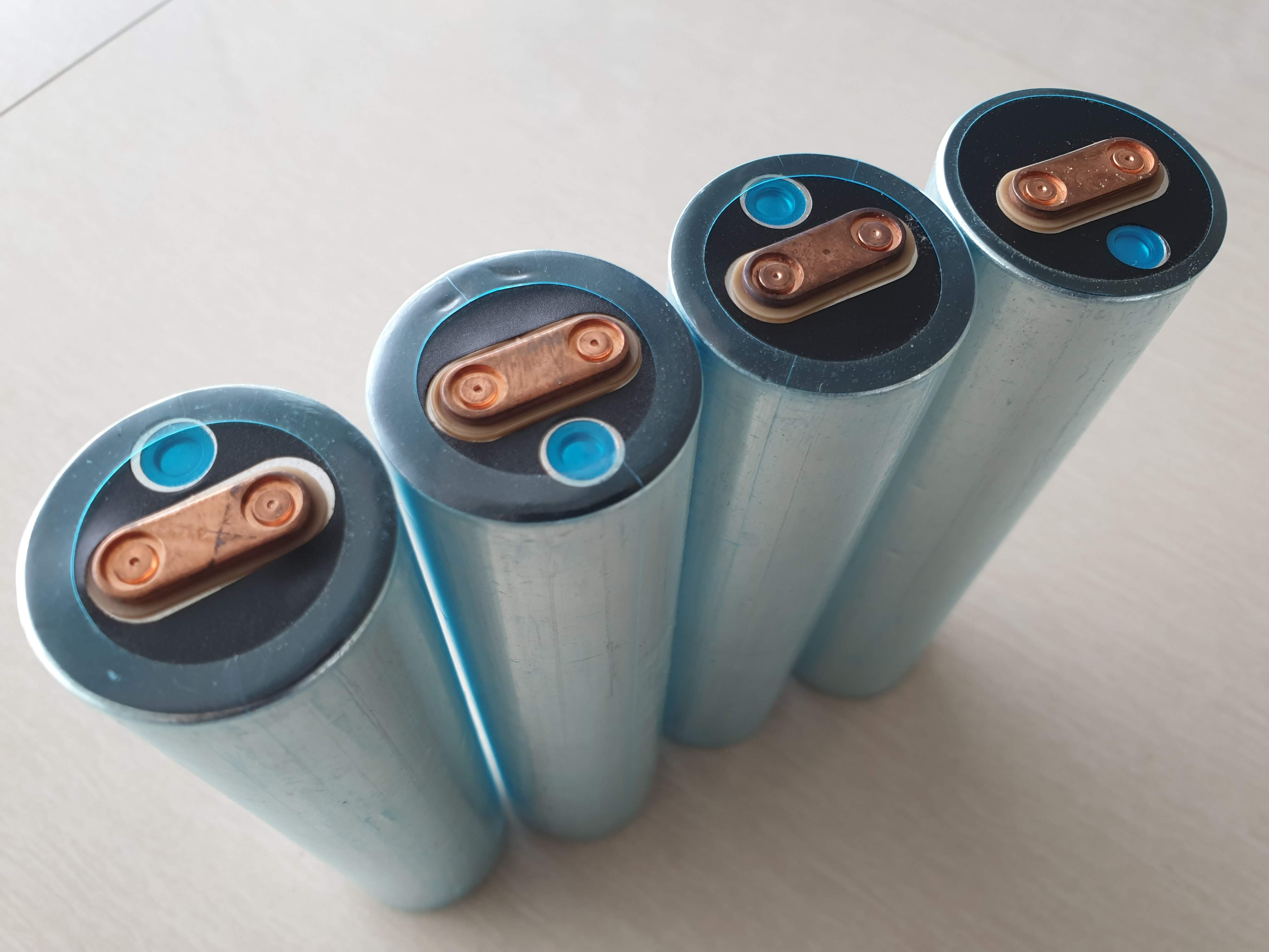 lifepo4 แบตเตอรี่ลิเทียมฟอสเฟส 3.2v 15Ah ความต้านทานต่ำมาก แรง 3C ต่อเนื่อง ขนาด 32 * 135 mm