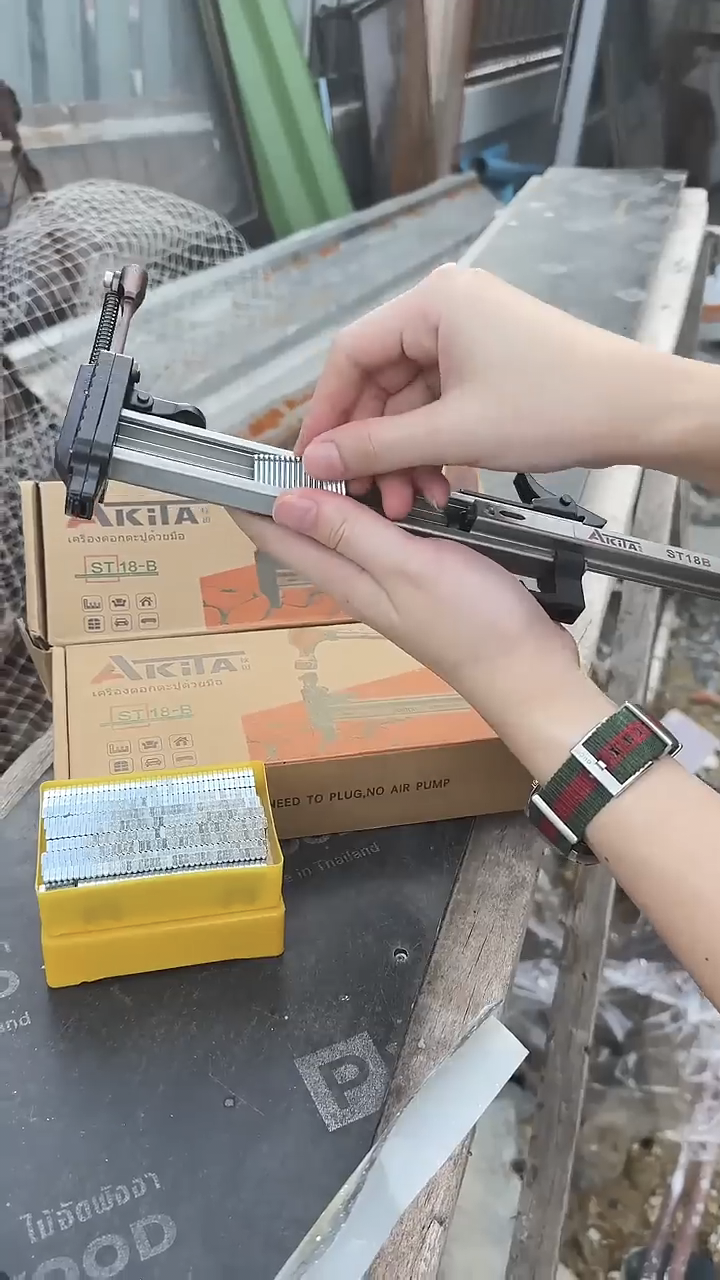 เครื่องตอกตะปูด้วยมือ กึ่งอัตโนมัติ ยี่ห้อ AKITA รุ่น ST-18B รุ่นท๊อป