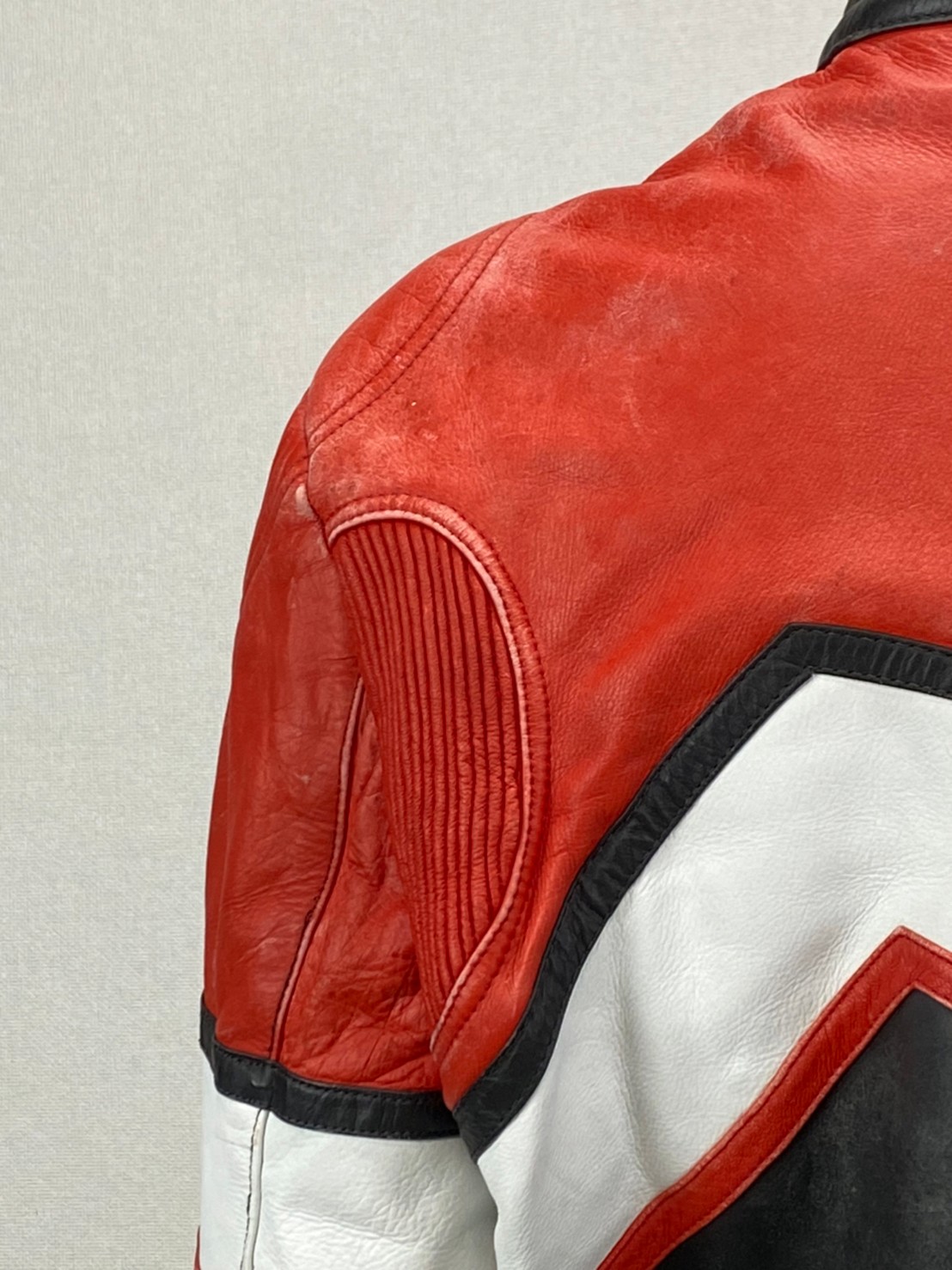 เสื้อการ์ดสำหรับขี่มอเตอร์ไซด์( มือสอง) RCSS 008: อก 46-48" ยาว 25" (ไม่มีการ์ด)