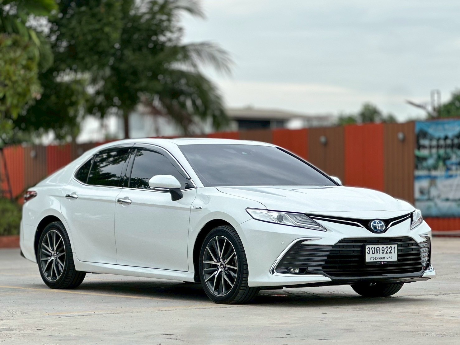 Toyota Camry 2.5HEV Premium สีขาวมุก Minorchange ปี 2022 (MY2022)