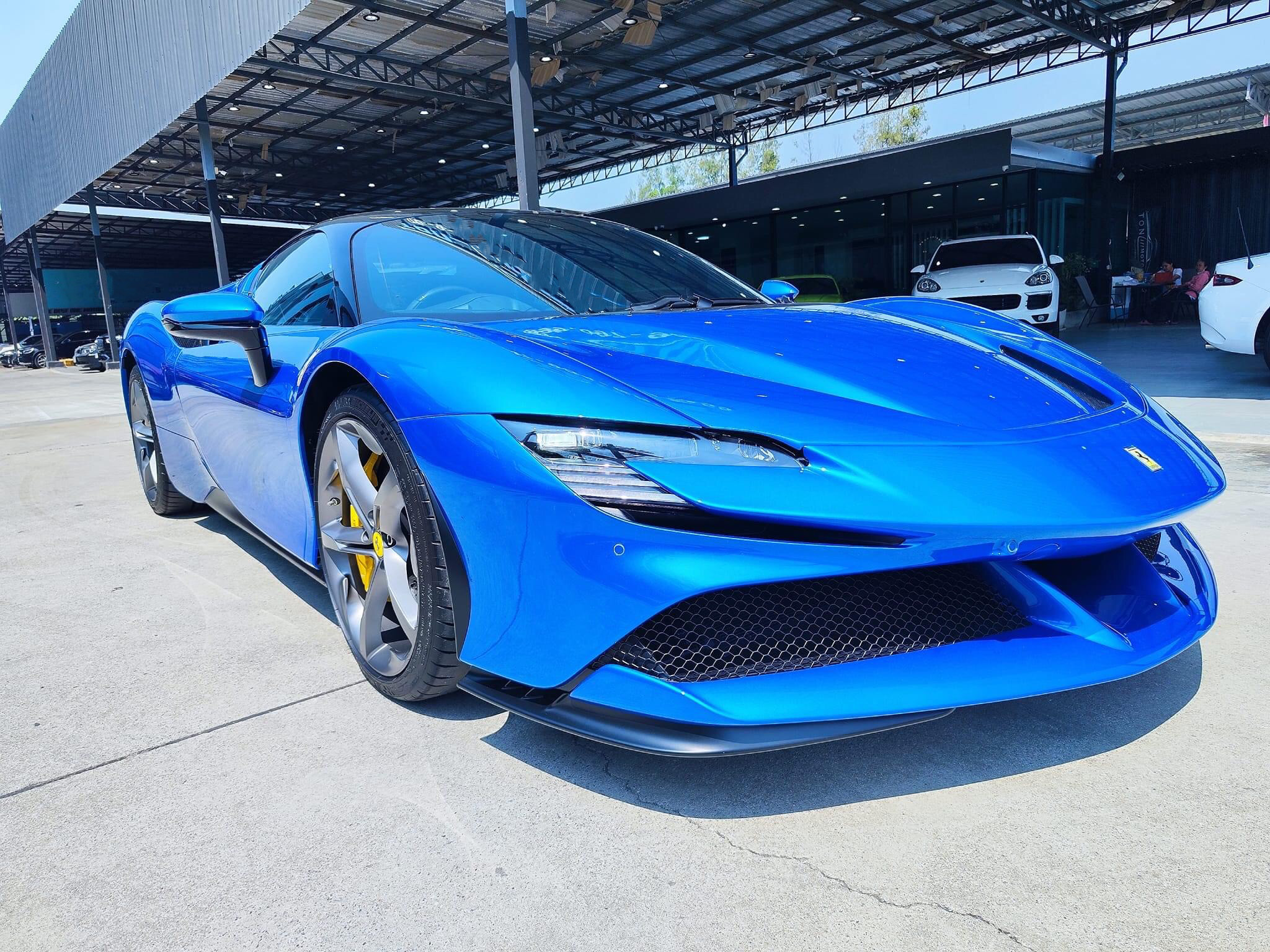 Ferrari SF90 Stradale สี Blu Corsa ปี 2023