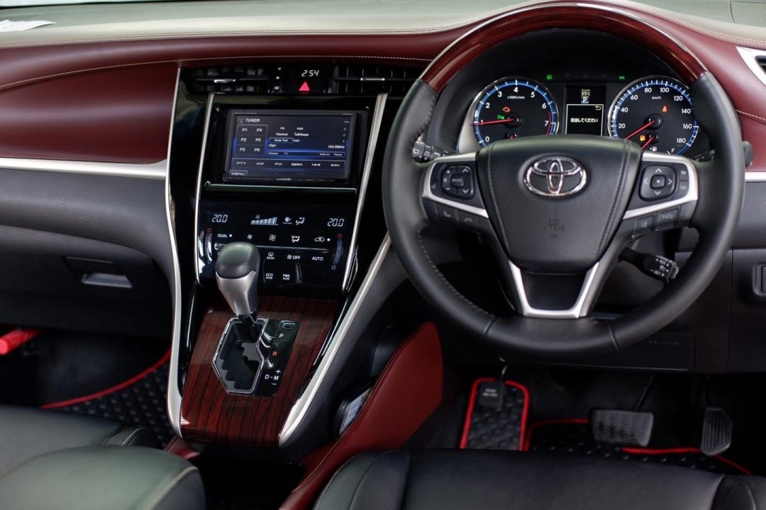 TOYOTA HARRIER สีขาวมุก ปี 2014