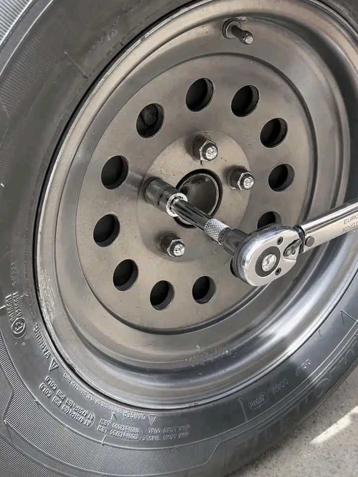 ประแจปอนด์ วัดแรงบิด ยี่ห้อ EURO KING TOOLS 4 หุน 28-210 Nm.