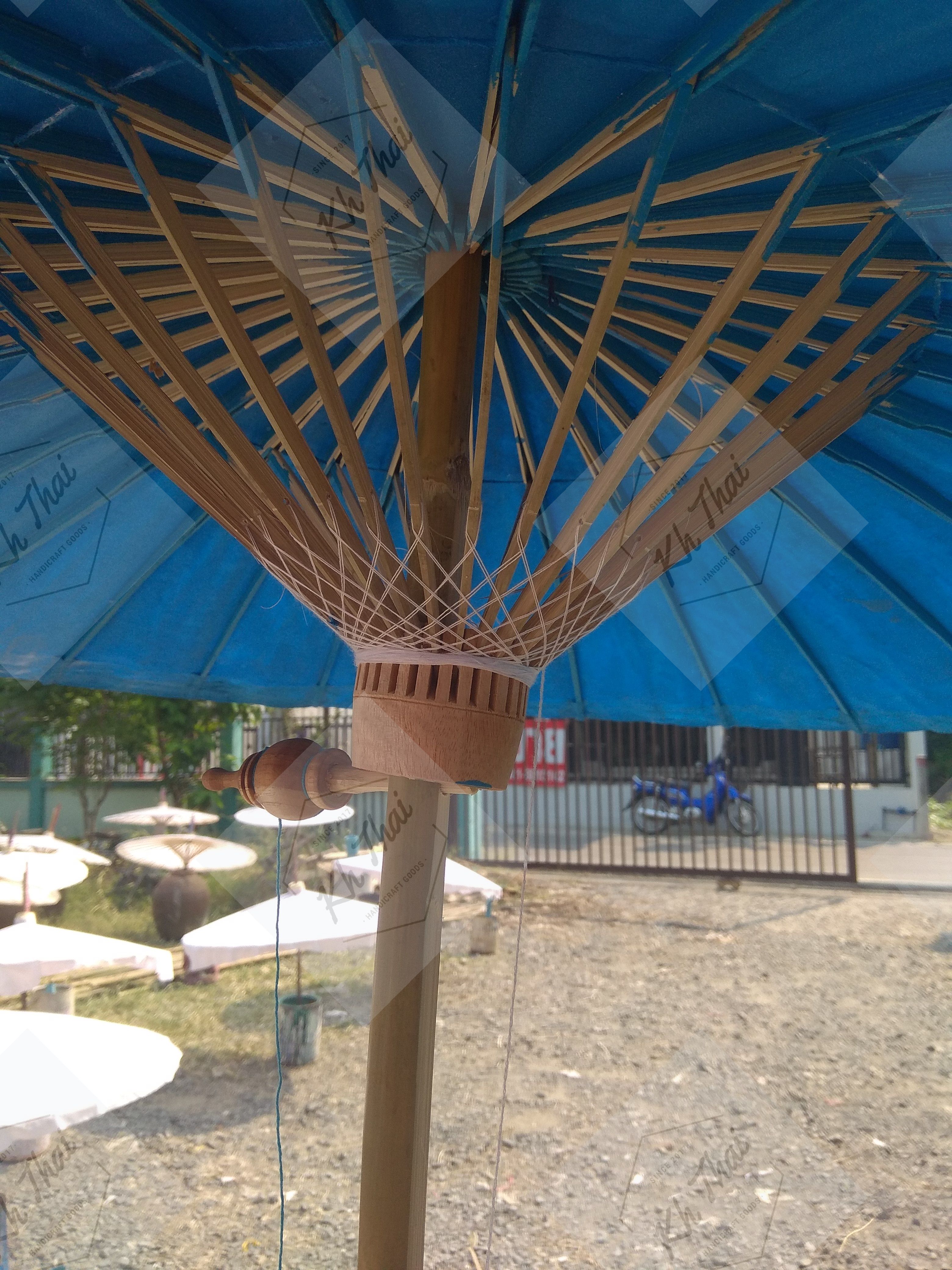 ร่มชั้นผ้าน้ำมัน สีฟ้า ขนาด 12 14 17 ตามลำดับ พร้อมขาตั้ง ใช้งานได้ทันที