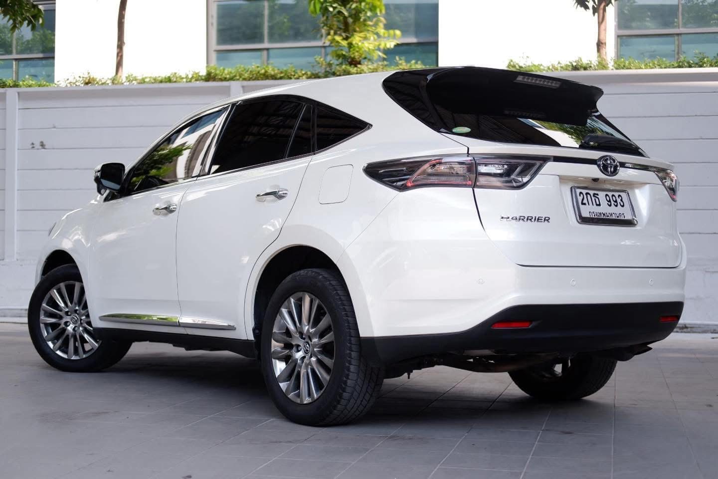 TOYOTA HARRIER สีขาวมุก ปี 2014