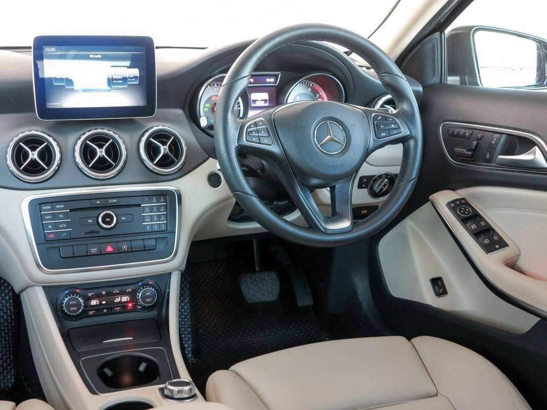 MERCEDES BENZ GLA 200 URBAN ปี 2017