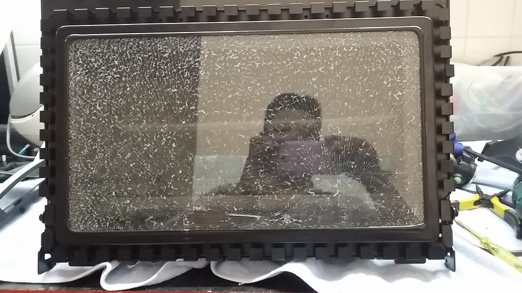 ซ่อมไมโครเวฟ ยี่ห้อ HITACHI รุ่น MRO-AV100E อาการกระจกประตูด้านในแตกร้าว