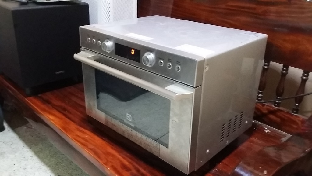 ซ่อมไมโครเวฟ ยี่ห้อ Electrolux รุ่น EMS3477X อาการไฟเข้าแต่ระบบต่างๆไม่ทำงาน