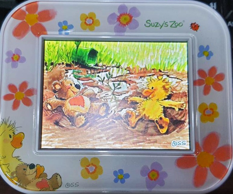 Suzy's Zoo จอแสดงภาพดิจิตอล กรอบรูปดิจิตอล ขนาด 11 cm น้อง หมี ซูซี่ซู ของแท้จากญี่ปุ่น สามารถอ่านไฟล์ได้จาก MS/SD/MMC จอพร้อมสาย USB SALE ไม่มีกล่อง