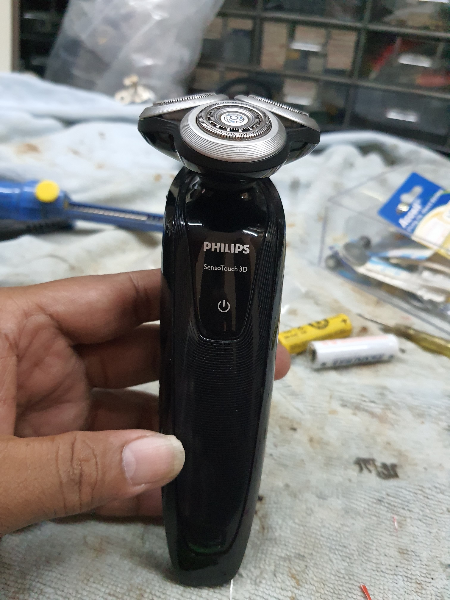 ซ่อมเครื่องโกนหนวด ยี่ห้อ PHILIPS รุ่น RQ1250 อาการเปิดไม่ติด