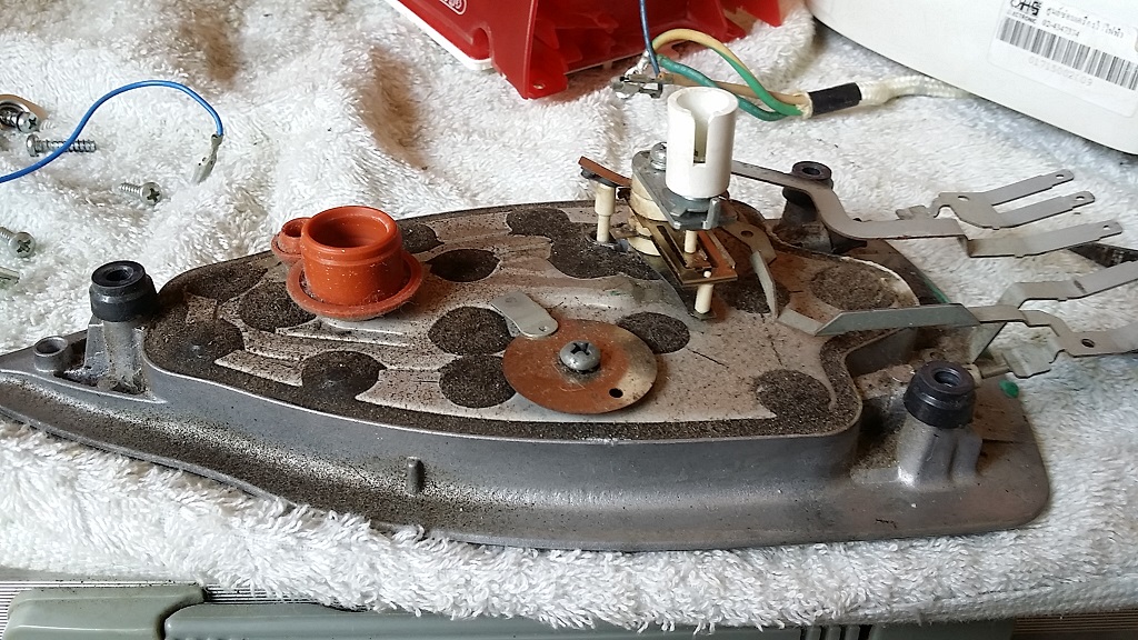 ซ่อมเตารีดไอน้ำ ยี่ห้อ PHILIPS รุ่น GC2560 อาการซ๊อตเปิดไม่ติด