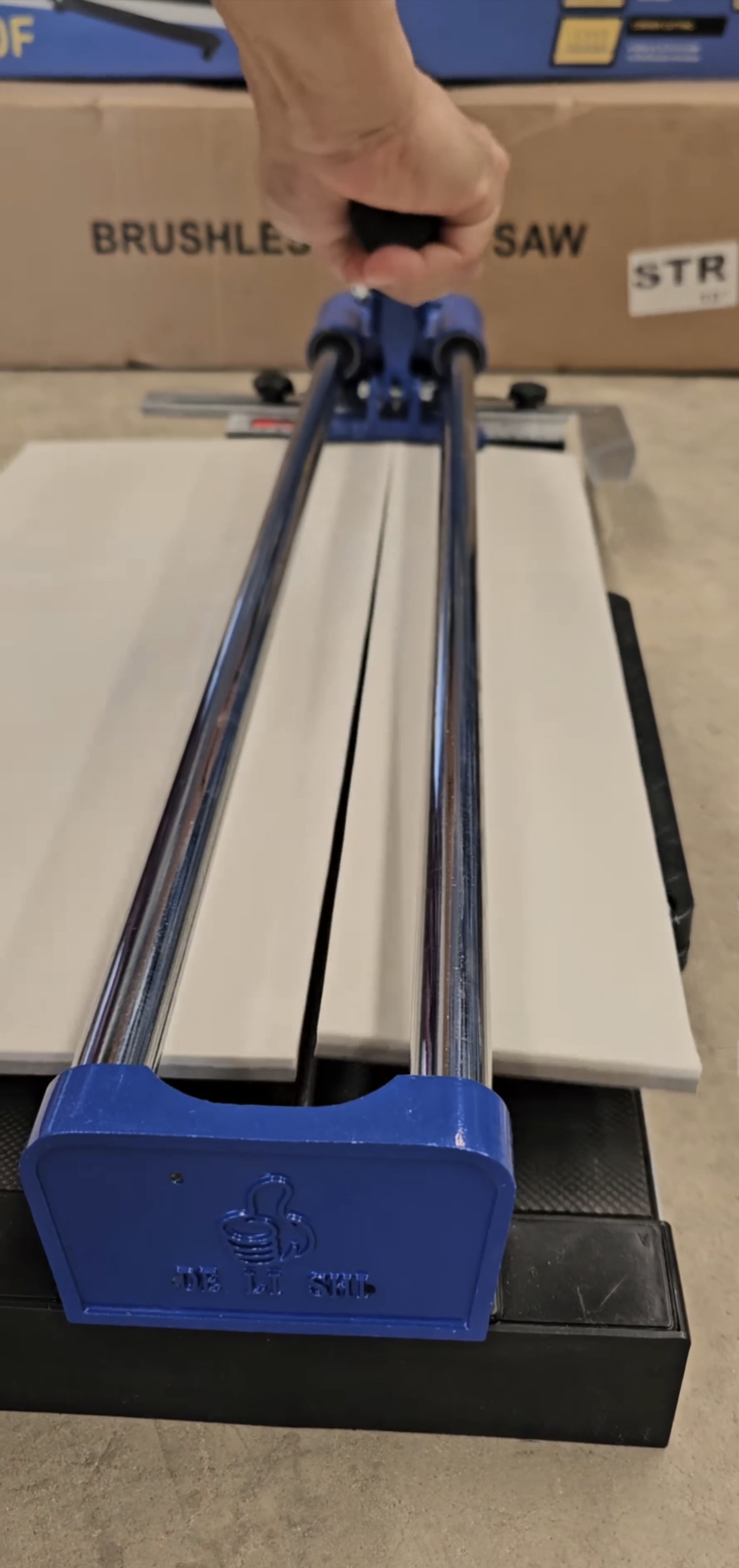 แท่นตัดกระเบื้อง STR มี 2ไซส์ 26นิ้้ว 32นิ้ว แถมลูกกลิ้งตัดกระเบื้อง 1อัน