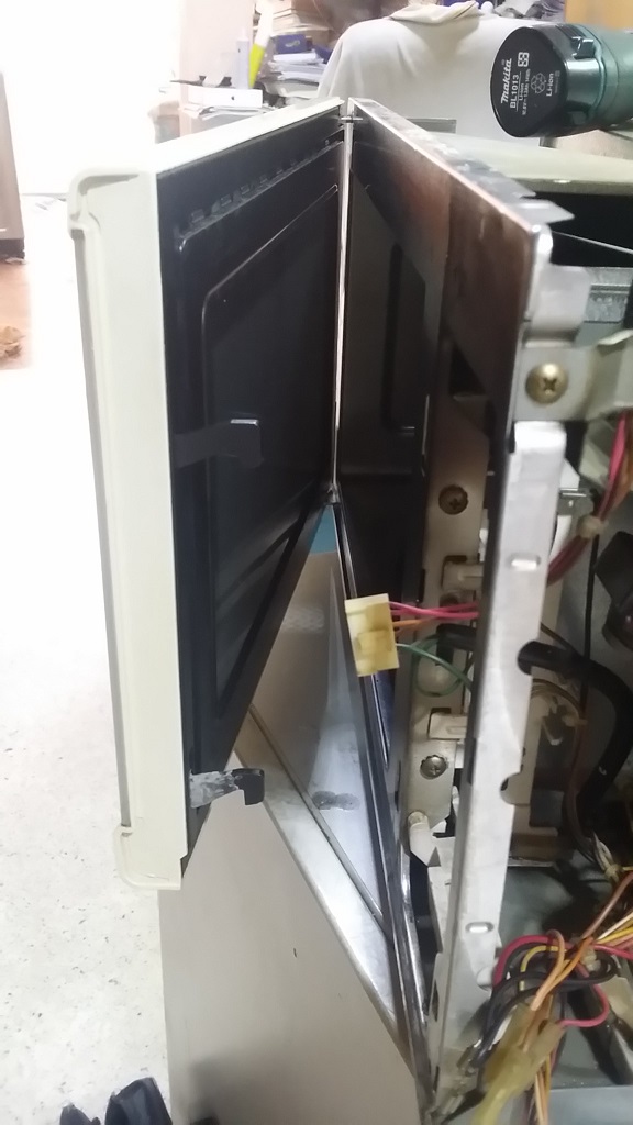 ซ่อมไมโครเวฟ ยี่ห้อ SHARP รุ่น R-7A56 อาการขาล๊อกประตูหัก