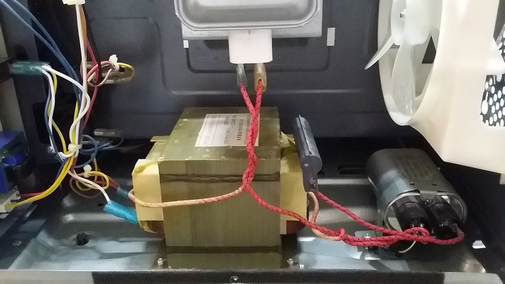 ซ่อมไมโครเวฟ ยี่ห้อ Electrolux รุ่น EMS3027X อาการเครื่องทำงานบ้างไม่ทำบ้าง