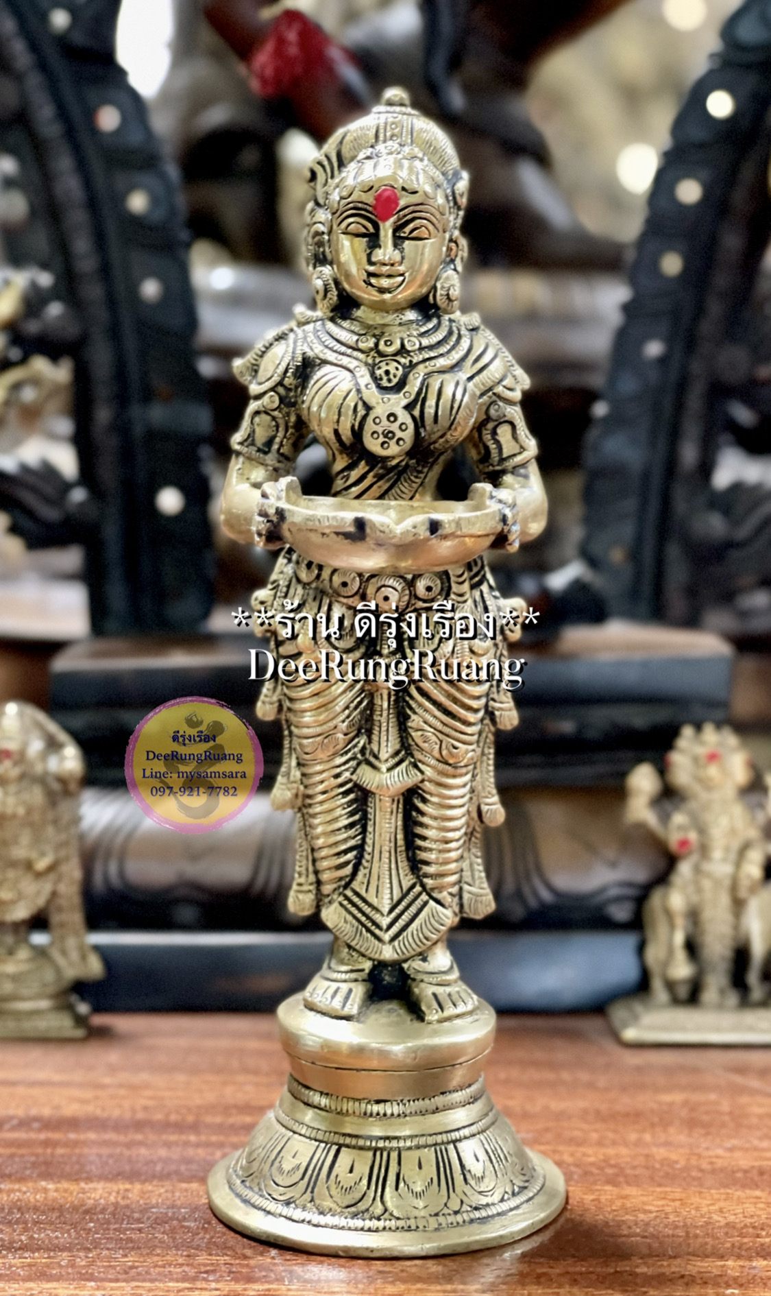 พระแม่ลักษมี ประทับยืน ถือตะเกียง (Deepa Lakshmi Staute)