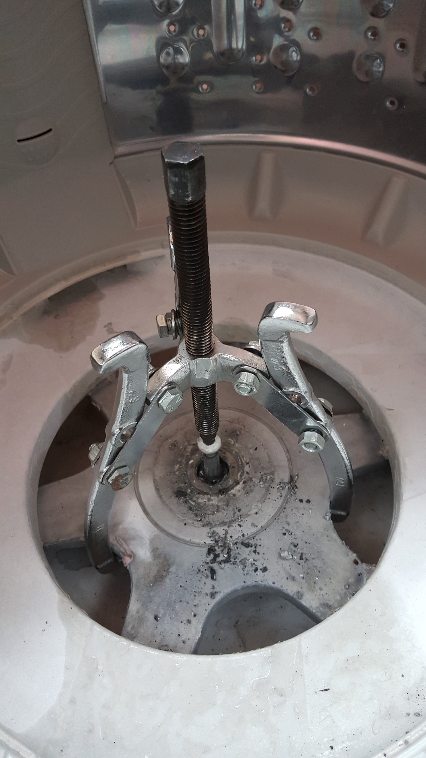 ซ่อมเครื่องซักผ้า ยี่ห้อ LG รุ่น WF-T1255TD อาการขณะที่เครื่องทำการซักจะมีเสียงดังแก๊กๆ