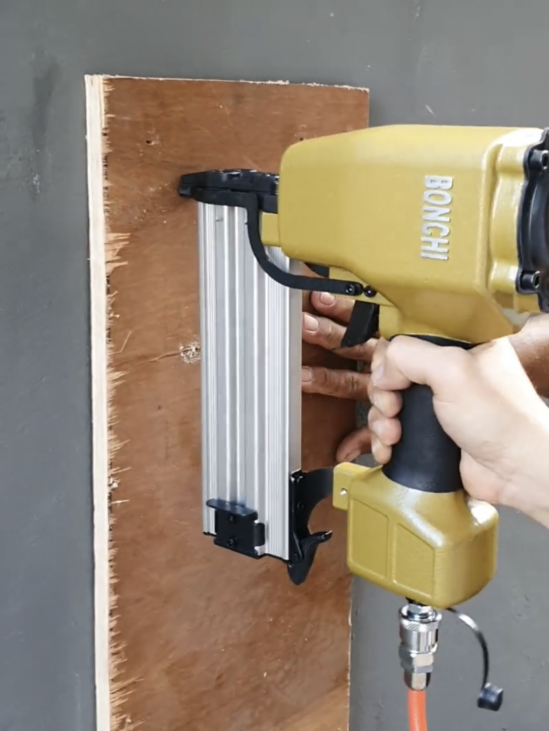 แม็กลม ปืนยิงแม็กลม ยี่ห้อ BONCHI รุ่น ST-64