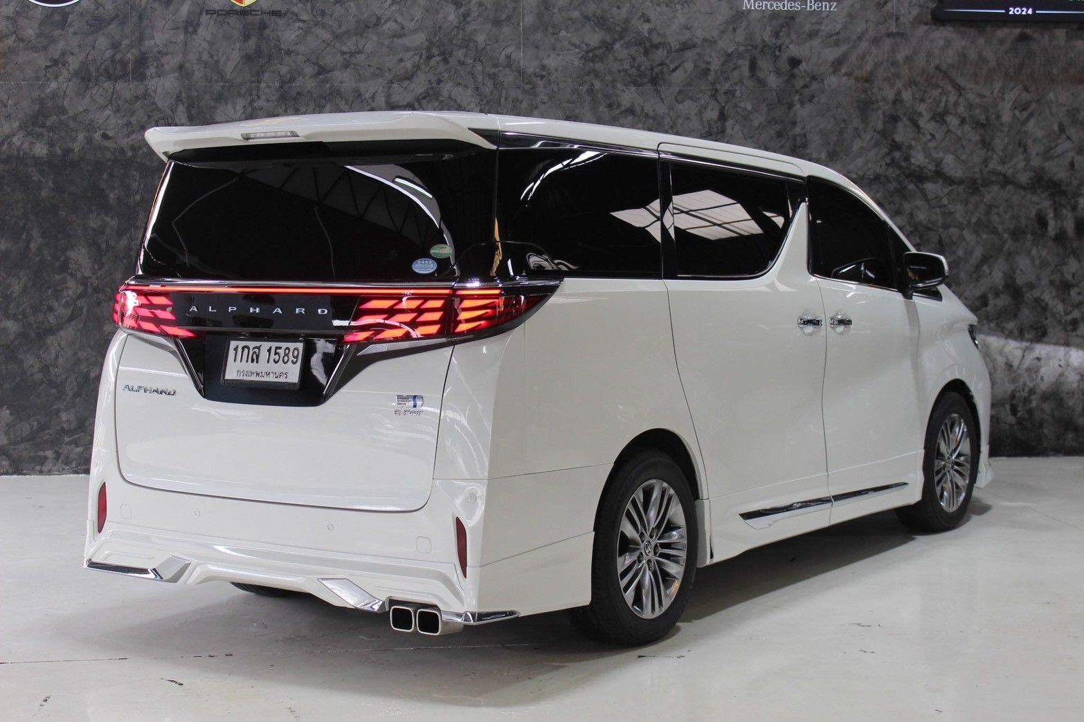 Toyota Alphard 30 hybrid X ปี 2017