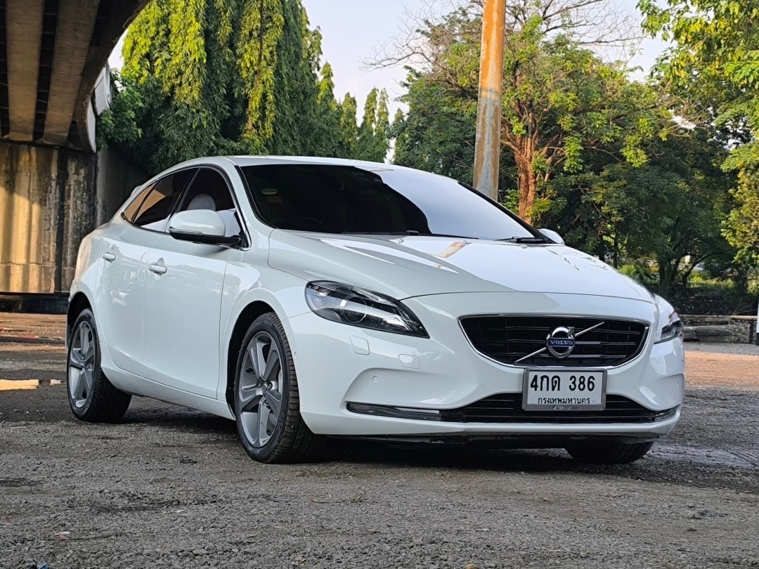 Volvo V40 T5 สีขาว 2.0 เบนซิน turbo ปี 2015 Top
