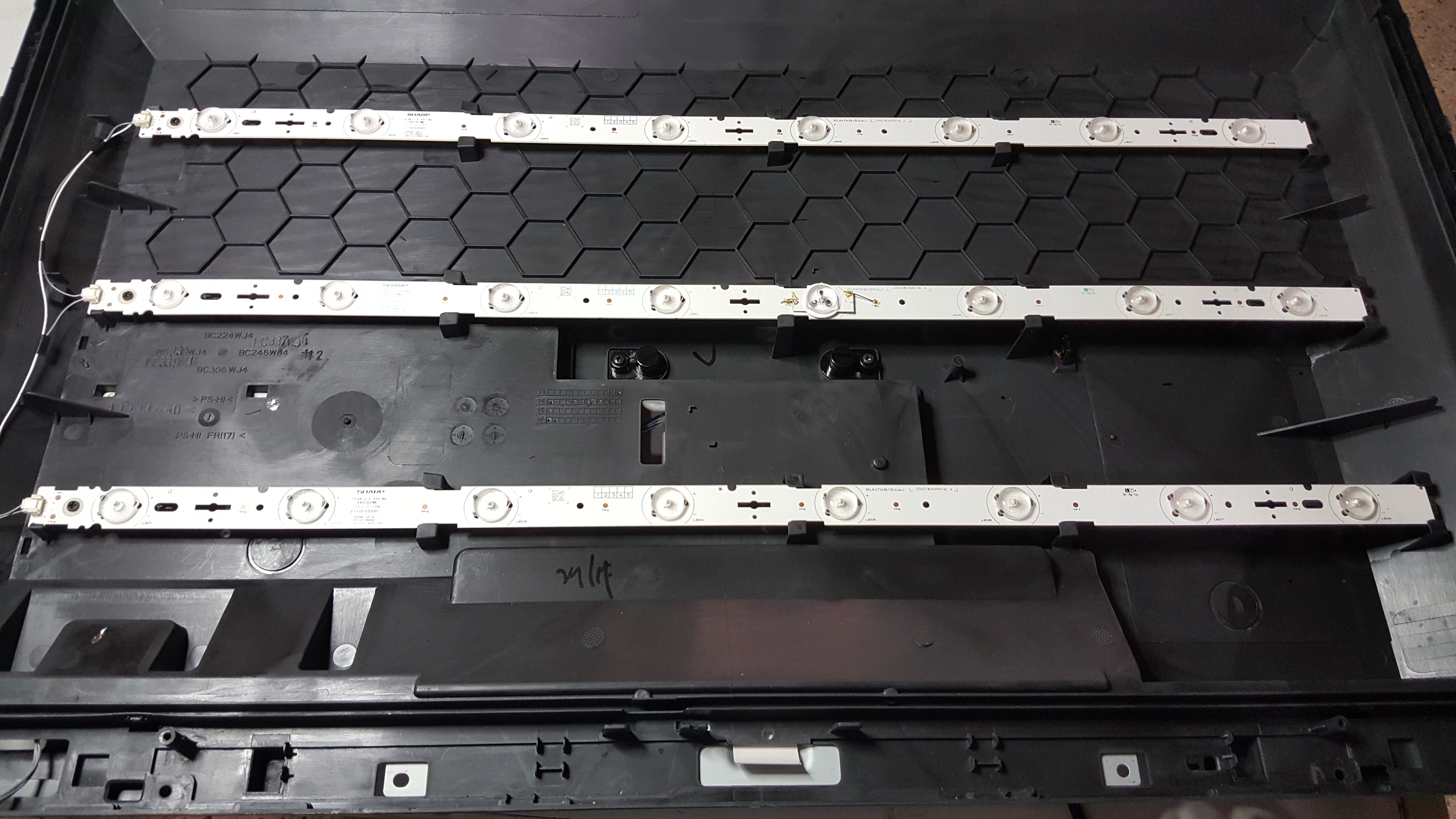 ซ่อมโทรทัศน์ LED-TV ยี่ห้อ SHARP รุ่น LC-32LE260M อาการไม่มีภาพไฟสถานะสีแดงกระพริบ