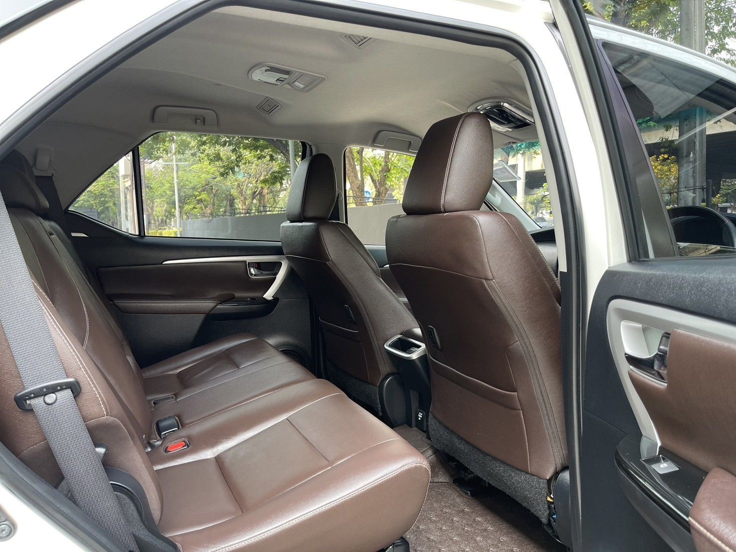 Toyota Fortuner 2.8V 2wd AT สีขาว ปี2015