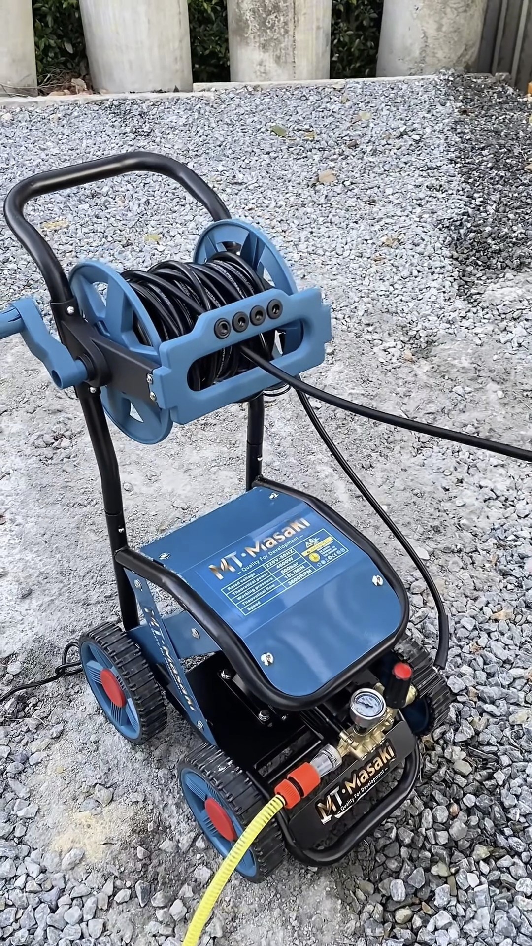 เครื่องฉีดน้ำแรงดันสูงล้อลาก ยี่ห้อ MASAKI มีโรลม้วนสายในตัว มี 2 รุ่นให้เลือก