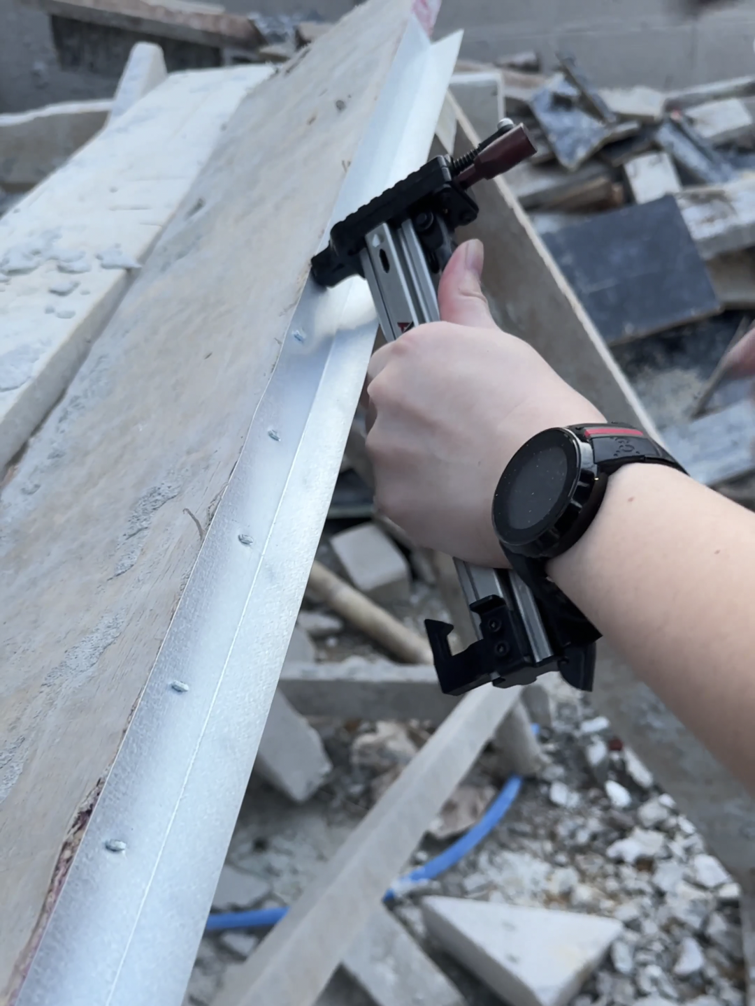 เครื่องตอกตะปูด้วยมือ กึ่งอัตโนมัติ ยี่ห้อ AKITA รุ่น ST-18B รุ่นท๊อป