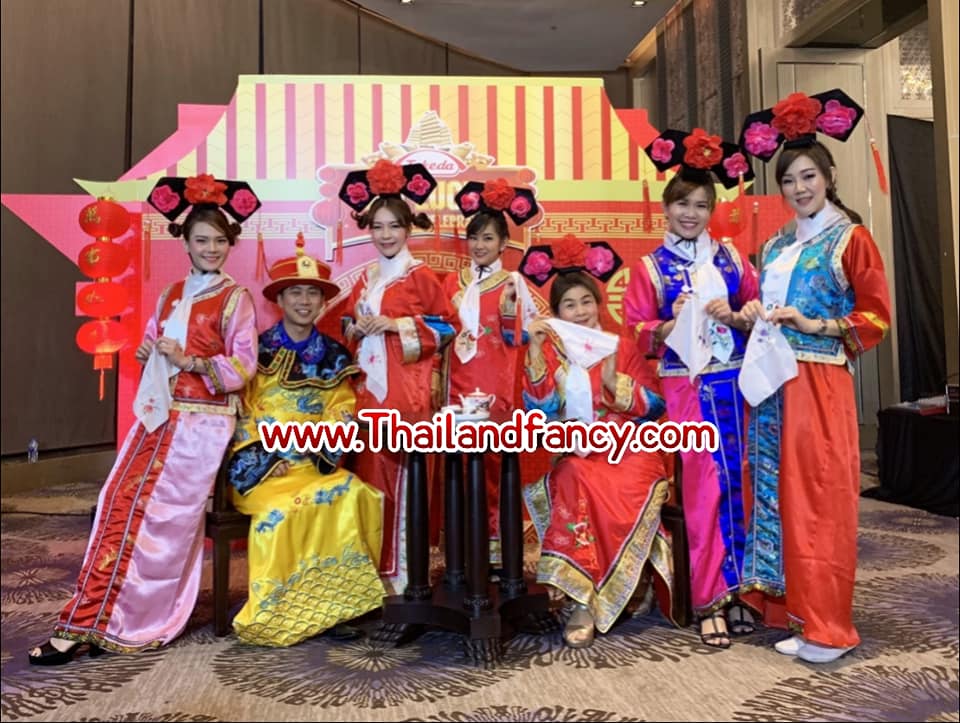 บริการให้เช่าและจำหน่าย ชุดแฟนซี ชุดคอสเพลย์ ชุดคริสมาส ชุดยูนิฟอร์ม อุปกรณ์แฟนซี และเครื่องประดับ คัดสรรแบบน่ารักๆ คุณภาพดีๆ สำหรับงานเทศกาลต่างๆ จะมาเป็นเกิลร์แก๊งค์ หรือ ฉายเดี่ยวคนเดียว ก็สวยได้ มีหลายแบบมากมายให้จับจองเป็นเจ้าของ ทั้งสวย ทั้งแซ่บได้ในราคาเบาๆ กันเลยจร้าาาาา