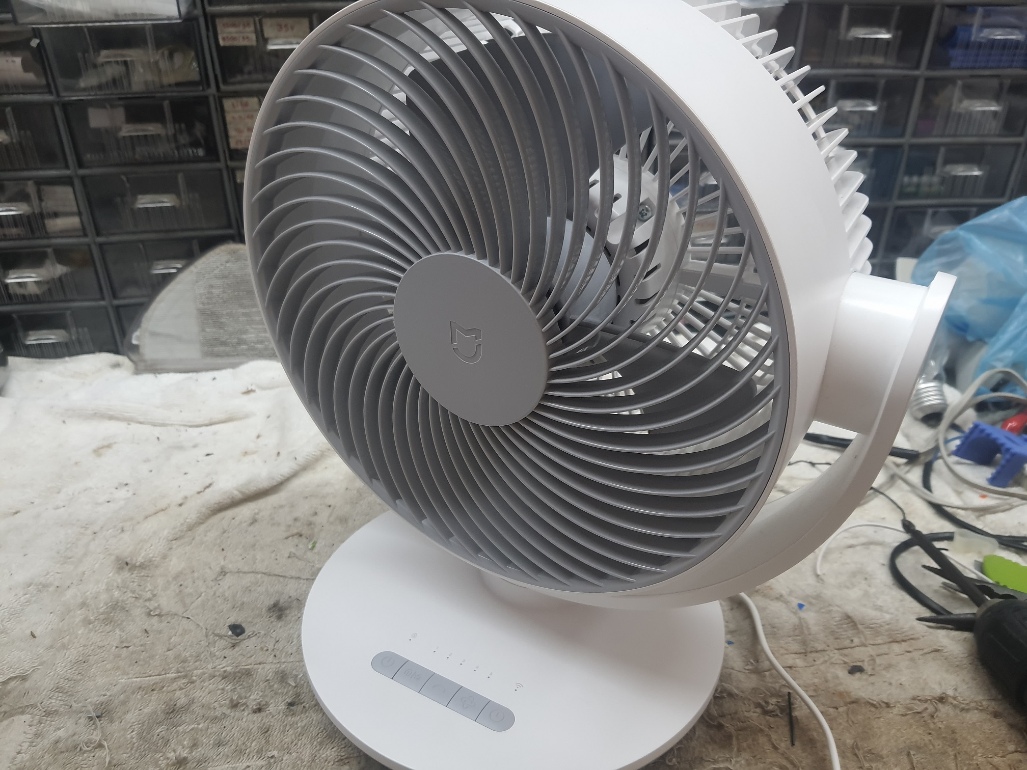 ซ่อมพัดลมตั้งโต๊ะ Xiaomi รุ่น ZLXHS01ZM อาการมีเสียงดังขณะหมุนซ้าย-ขวา