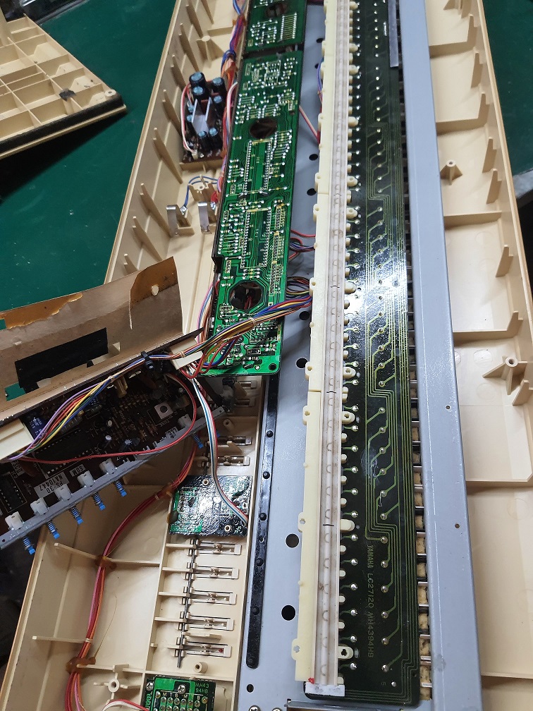 ซ่อมเครื่องเปียโนคีย์บอร์ด ยี่ห้อ YAMAHA รุ่น PS-30 อาการเสียงไม่ดังและบางคีย์กดไม่ได้