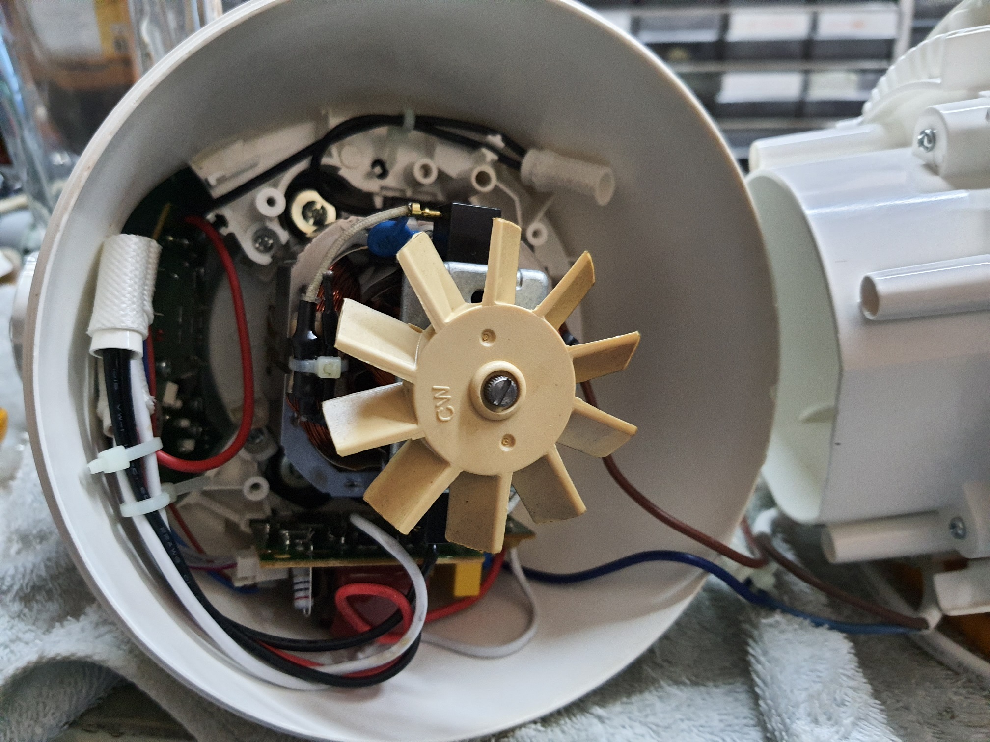 ซ่อมเครื่องปั่น ยี่ห้อ ELECTROLUX รุ่น EBR5604W อาการเครื่องไม่ทำงาน